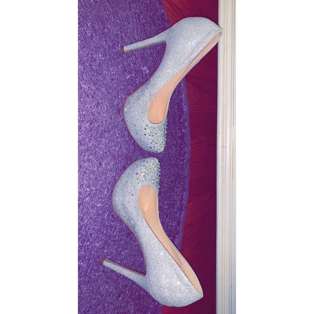 Silver Heels - Picture 2 of 5